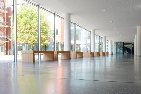 Biozentrum von innen, offener Bereich mit Sitzbänken