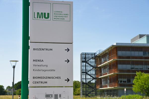 Beschilderung am Biozentrum, außen