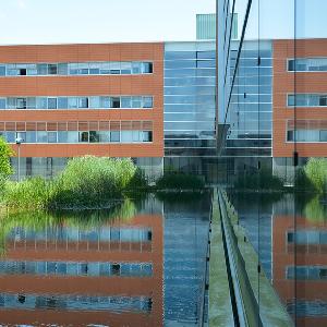 Biozentrum Gebäude von aussen, Teich