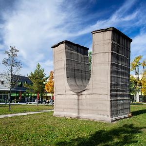 U-Skulptur auf dem Campusgelände
