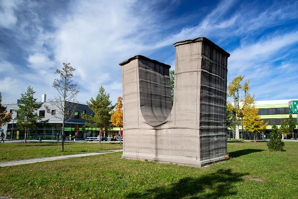 U-Skulptur auf dem Campusgelände | © Carolin Bleese U-Skulptur auf dem Campusgelände