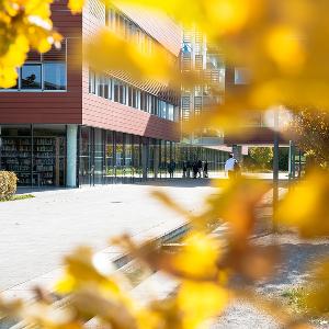 Biozentrum im Herbst