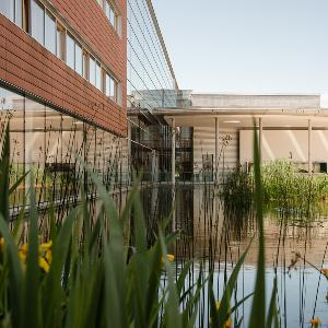 Biozentrum Gebäude von aussen, Hörsaal | © Carolin Bleese Biozentrum Gebäude von aussen, Hörsaal
