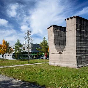 U-Skulptur mit Mensa auf dem Biozentrum | © Carolin Bleese U-Skulptur mit Mensa auf dem Biozentrum