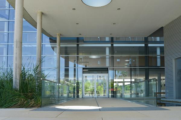 Eingangsbereich Biozentrum von außen