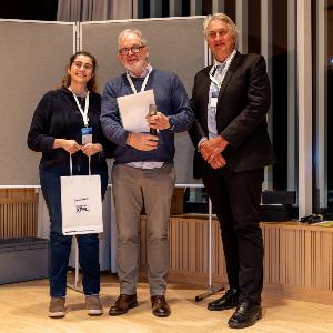 Carolina Camarda erhält den Posterpreis auf dem User Meeting 2025
