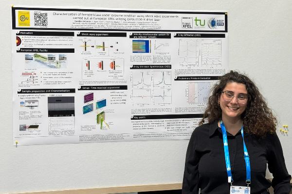 Carolina Camarda vor ihrem Poster auf der EGU 2025