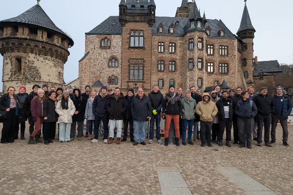 Gruppenbild auf der Burg Wernigerode - DeepDyn Jahrestagung 2025