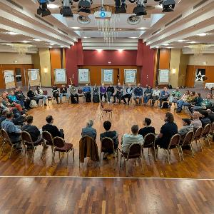 Gruppendiskussion aller Teilnehmer während DeepDyn Jahrestagung 2025 in Wernigerode