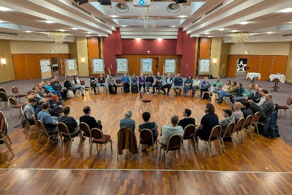 Gruppendiskussion aller Teilnehmer während DeepDyn Jahrestagung 2025 in Wernigerode