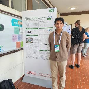 Anang Sahroni präsentiert sein Poster auf der IAGA 2025