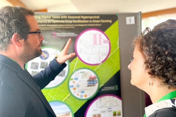 Prof. Tobias Hank bei der Posterpräsentation