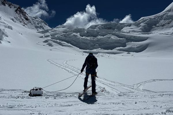 Measurement on the glacier: Ski & Pulka