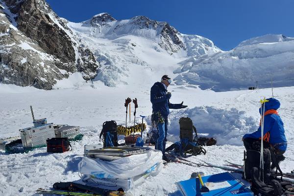 Break during work on the glacier