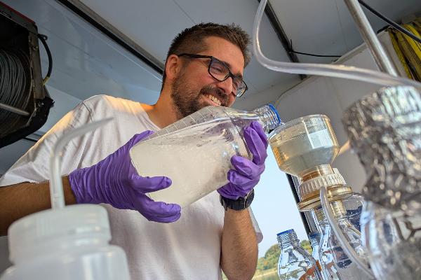 Gonzalo Gomez-Saez investigates which organic compounds accumulate in water under different conditions. Many of the samples collected are analyzed directly in the Aurora´s on-board laboratory.