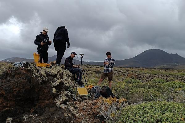 Kai Nierula (DLR/LMU) and Dominik Strutz (LMU) deploying seismometers near the lava caves.