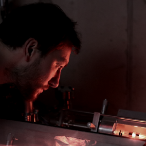 Andreas Brotzer optimizes the plasma in the ROMY ring laser.