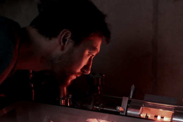 Andreas Brotzer optimizes the plasma in the ROMY ring laser.