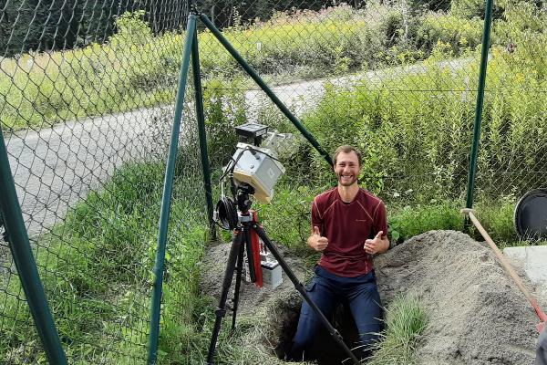Construction of a broadband seismic station near Alling. To better protect them from environmental influences, these are often buried at a shallow depth.
