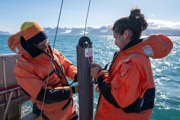 First author Juan Carlos Trejos Espeleta and Bill Orsi sampling seawater in Kongsfjord, Svalbard.