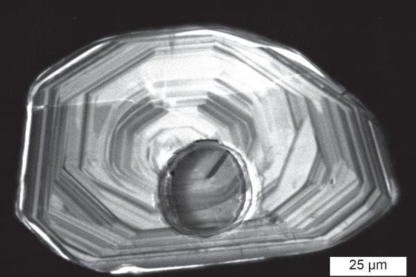 Cathodoluminescence image of zoned zirconium; Seybold et al. 2020.