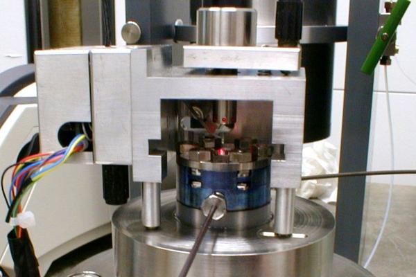 Fluid cell and optical head of the hydrothermal atomic force microscope (HAFM).