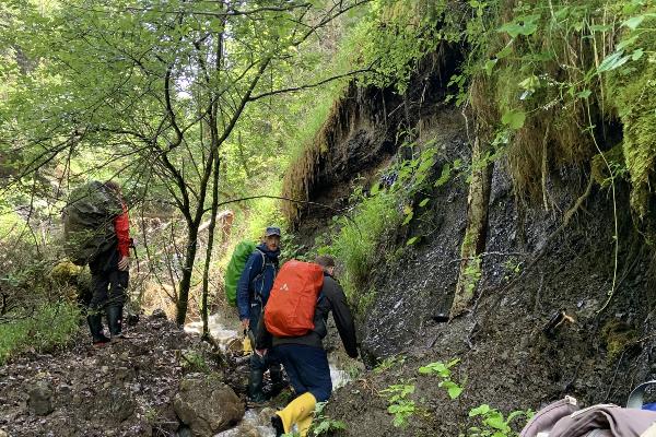 Bachbegehung während der Geländeübung zur Sedimentgeologischen Profilaufnahme