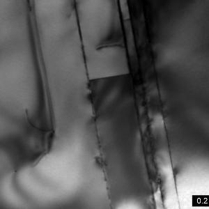 TEM bright field micrograph of quartz planar deformation feature parallel to (0001), Brazil twin in shocked quartz, impact breccia from Rochechouart, France, scale bar: 0.2 µm