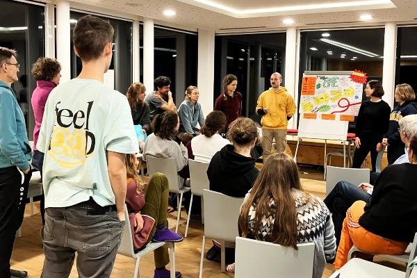 Die Studierenden des Erweiterungsfachs identifizieren und erarbeiten Service-Learning-Projekte.