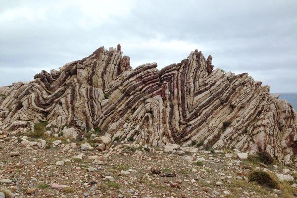 Verfaltete Lagen von Sedimentgestein