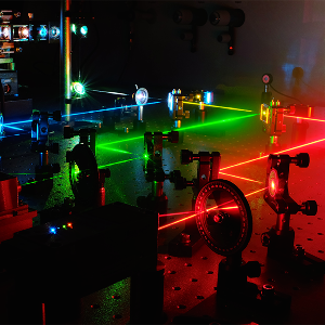 Colorful laser setup in the lab | © Jungmann lab Colorful laser setup in the lab
