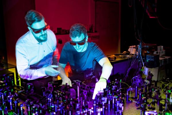 Andreas Tittl and Luca Sortino working at an experimental setup | © LMU Andreas Tittl and Luca Sortino working at an experimental setup