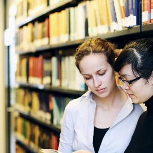 Studentinnen in der Bibliothek