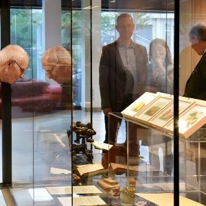 Gäste einer Ausstellung in der Fachbibliothek Philologicum