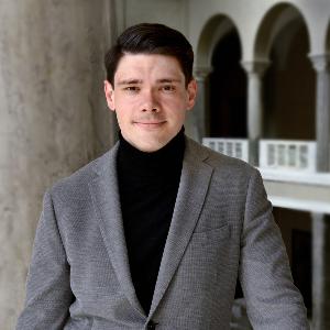 Portrait photo of Dr. Florian Grumbach