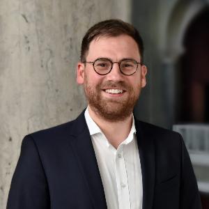 Portrait photo of Dr. Benjamin Mitterrutzner
