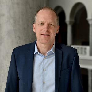Portrait photo of Dr. Thomas Stöber