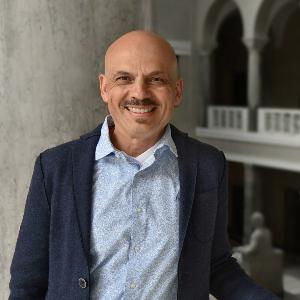 Portrait photo of Simon Xalter