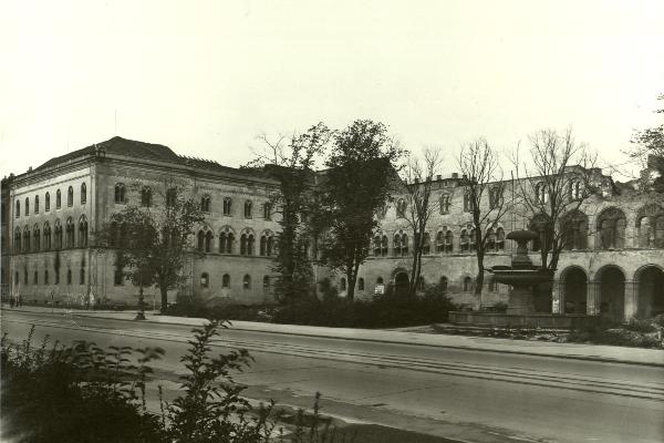 Schwere Kriegsschäden am LMU Hauptgebäude, Fotografie (Universitätsarchiv)