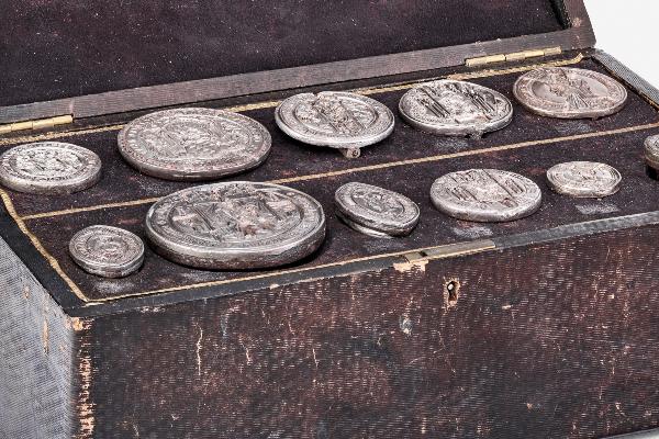 Schatulle mit Universitätssiegeln (UAM, Kustodie-B)