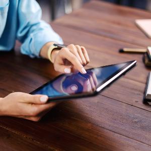 Symbolic image: A person using a tablet.