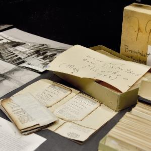 Exponate der Ausstellung 80 Jahre nach Kriegsende – Brandschutt aus dem Zweiten Weltkrieg. Die Sammlung Ulrich Paret