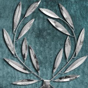 Lorbeerkranz mit den Siegern im Hochschulsport / Motiv der Ausstellung Alte Universität, neue Struktur - 50 Jahre Bayerisches Hochschulgesetz 1974–2024