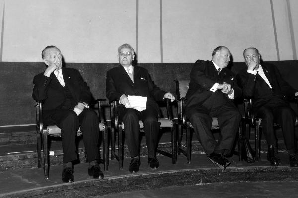 Motiv des Plakats zur Ausstellung Unbelastet? Die Münchner Osteuropaforschung in Kriegs- und Nachkriegszeit