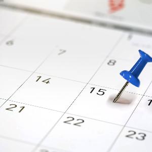 Symbolbild: In einem Terminkalender ist ein Termin mit einer Pinnnadel markiert.