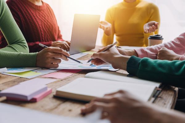 Symbolbild: Notizzettel und Bücher liegen auf einem Tisch.