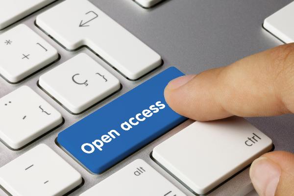 Symbolbild: Eine Person drückt die Taste Open Access auf einer Computertastatur.