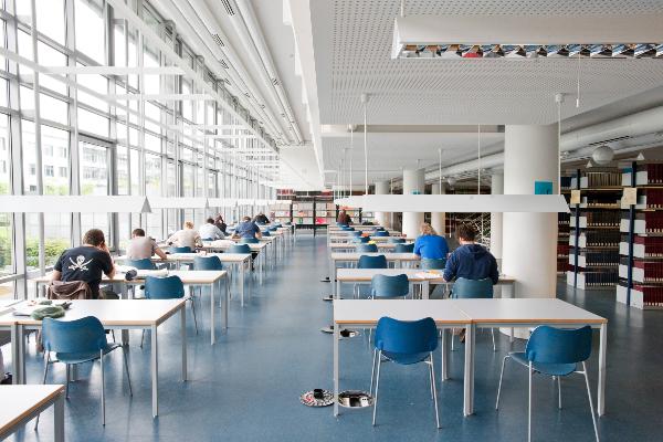 Innenaufnahme der Fachbibliothek Chemie und Pharmazie