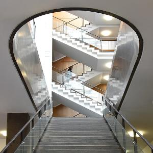 Treppenaufgang in der Juristischen Fakultät der LMU München