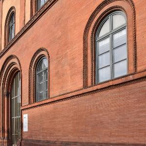 Außenaufnahme der Universitätsbibliothek am LMU-Hauptgebäude